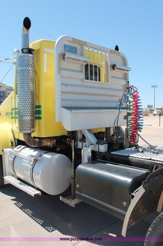 image for item K8817 2007 Kenworth T800 semi truck