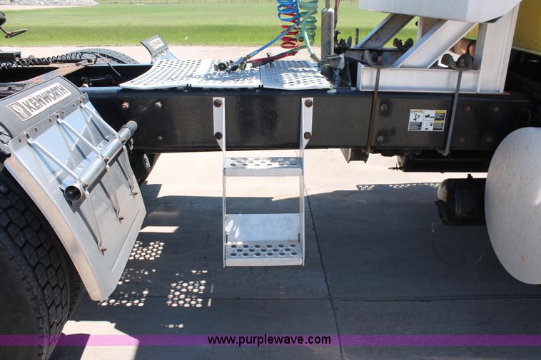image for item K8817 2007 Kenworth T800 semi truck