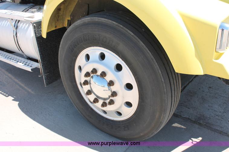 image for item K8817 2007 Kenworth T800 semi truck