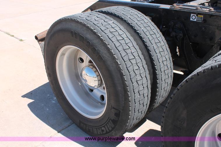 image for item K8817 2007 Kenworth T800 semi truck