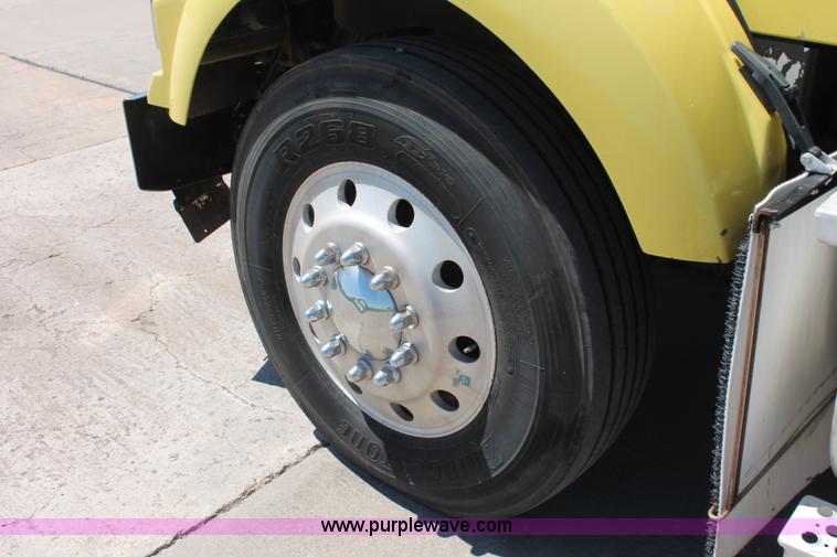 image for item K8817 2007 Kenworth T800 semi truck