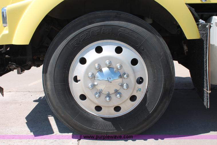 image for item K8817 2007 Kenworth T800 semi truck