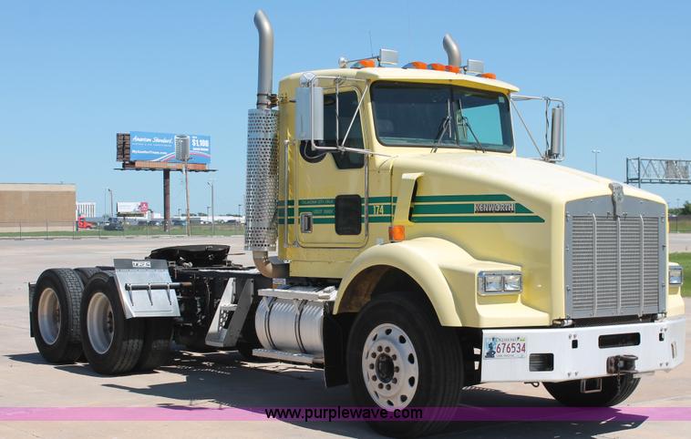 image for item K8818 1999 Kenworth T800 semi truck