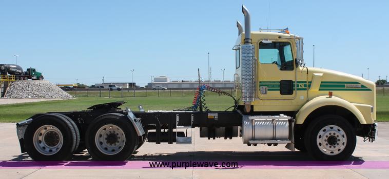 image for item K8818 1999 Kenworth T800 semi truck
