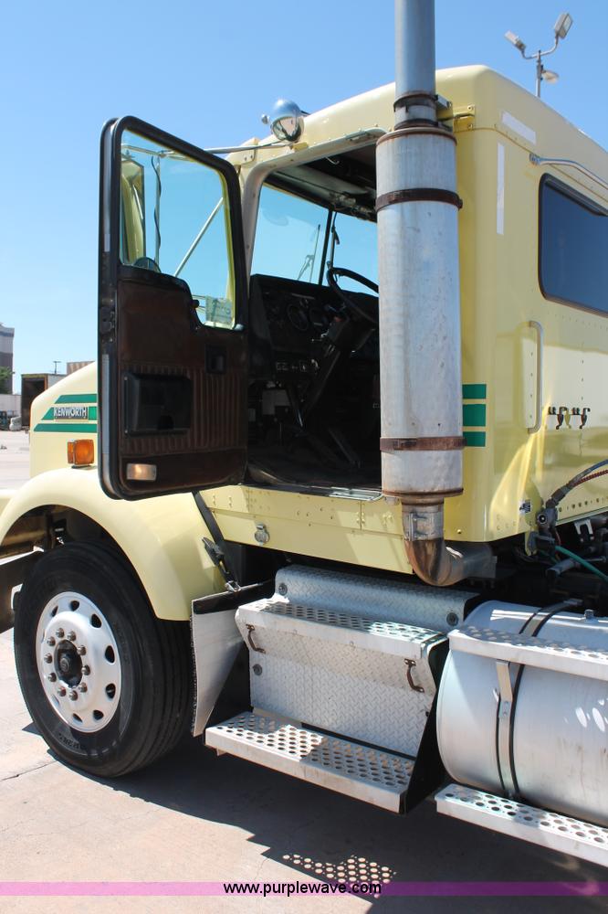 image for item K8818 1999 Kenworth T800 semi truck