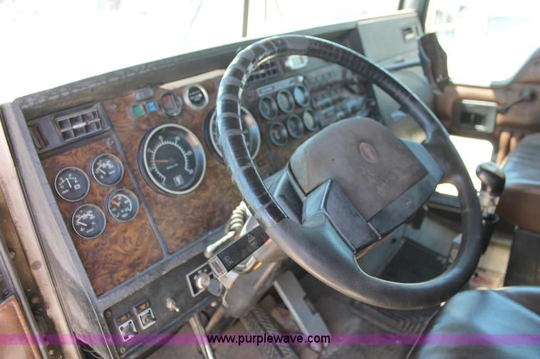 image for item K8818 1999 Kenworth T800 semi truck