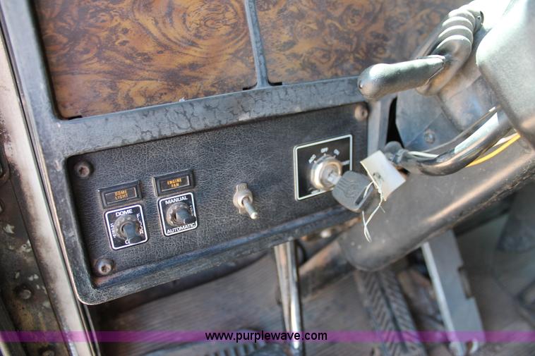 image for item K8818 1999 Kenworth T800 semi truck