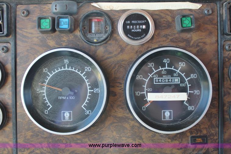 image for item K8818 1999 Kenworth T800 semi truck