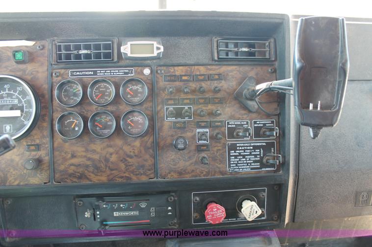 image for item K8818 1999 Kenworth T800 semi truck