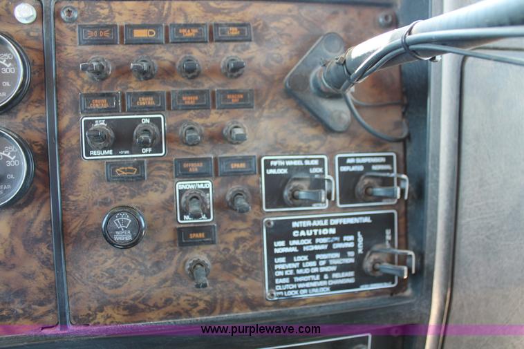 image for item K8818 1999 Kenworth T800 semi truck