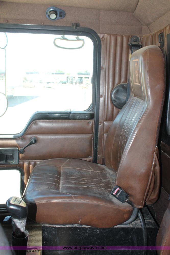 image for item K8818 1999 Kenworth T800 semi truck