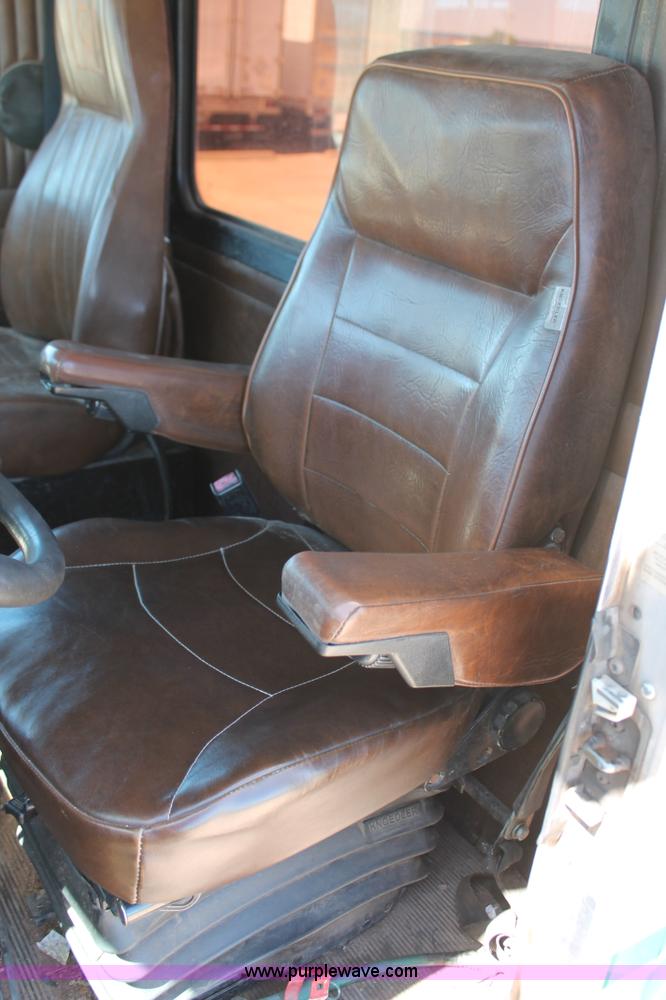 image for item K8818 1999 Kenworth T800 semi truck