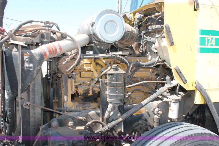 image for item K8818 1999 Kenworth T800 semi truck