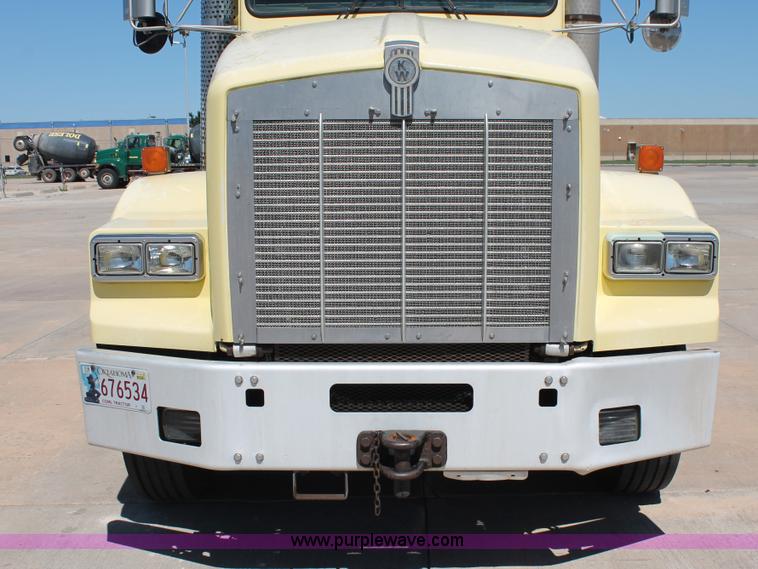 image for item K8818 1999 Kenworth T800 semi truck
