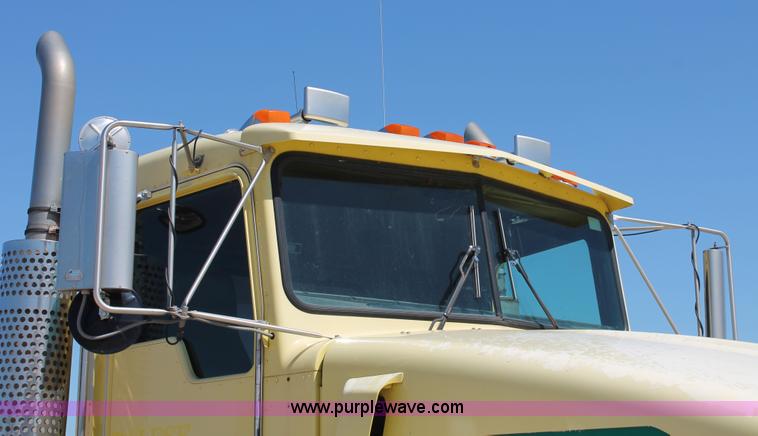image for item K8818 1999 Kenworth T800 semi truck