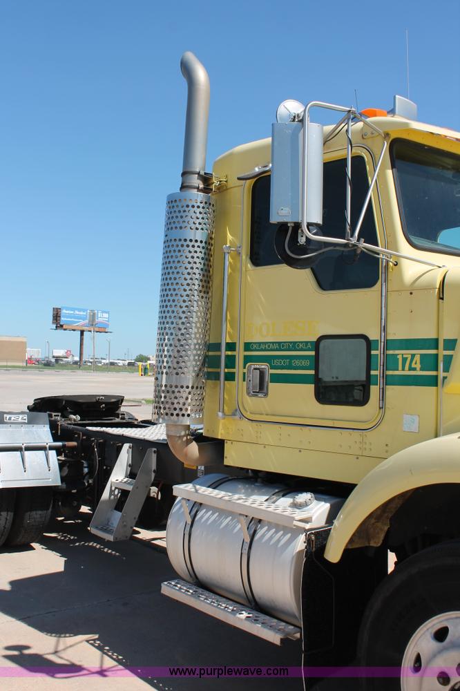 image for item K8818 1999 Kenworth T800 semi truck