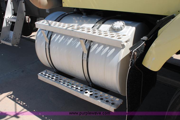 image for item K8818 1999 Kenworth T800 semi truck