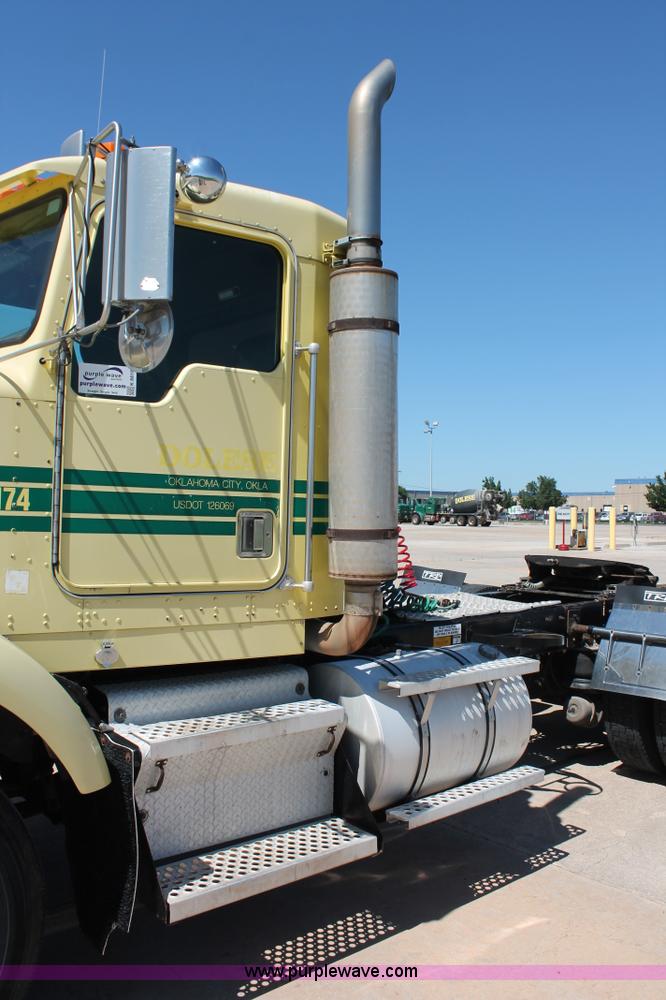 image for item K8818 1999 Kenworth T800 semi truck