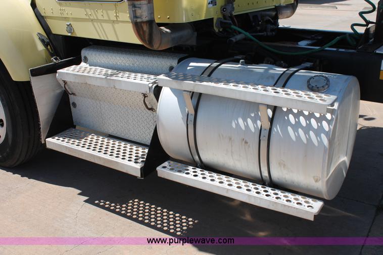 image for item K8818 1999 Kenworth T800 semi truck