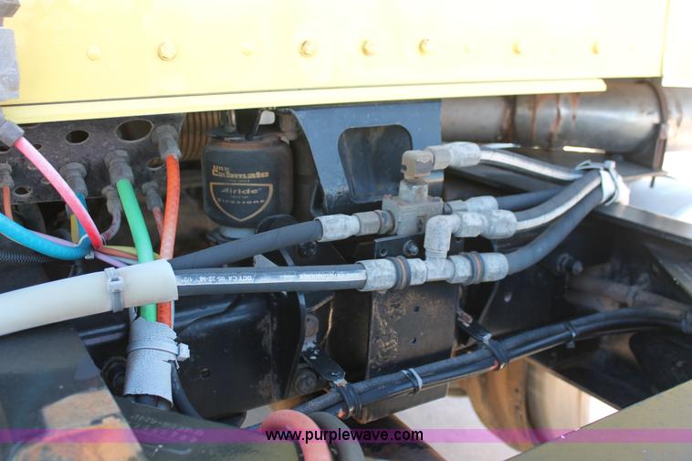 image for item K8818 1999 Kenworth T800 semi truck