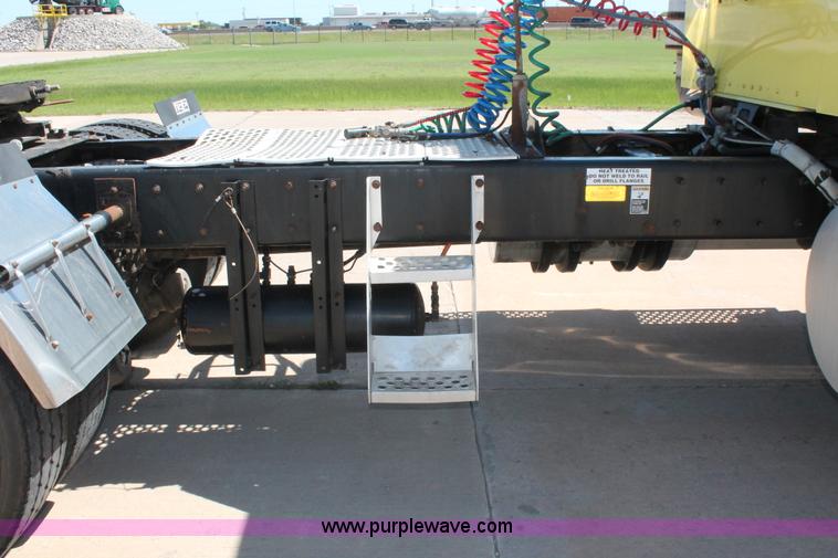 image for item K8818 1999 Kenworth T800 semi truck