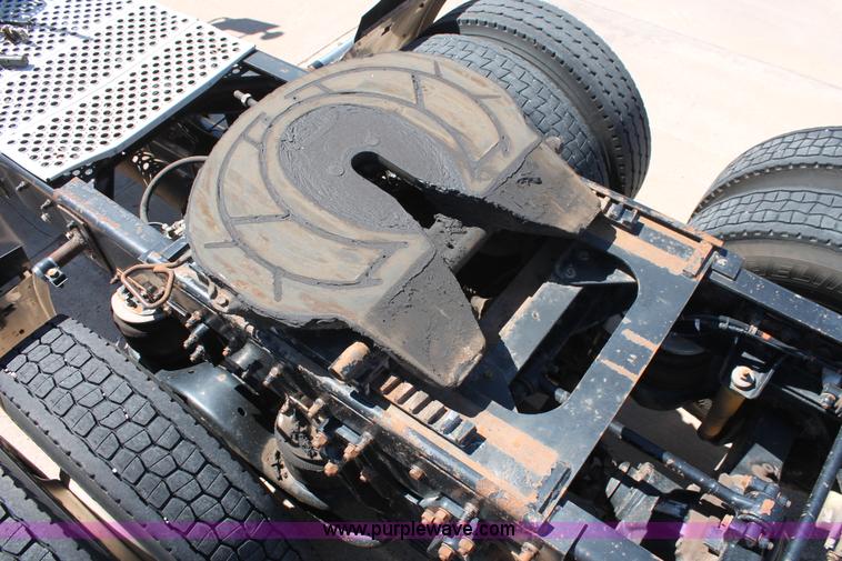 image for item K8818 1999 Kenworth T800 semi truck