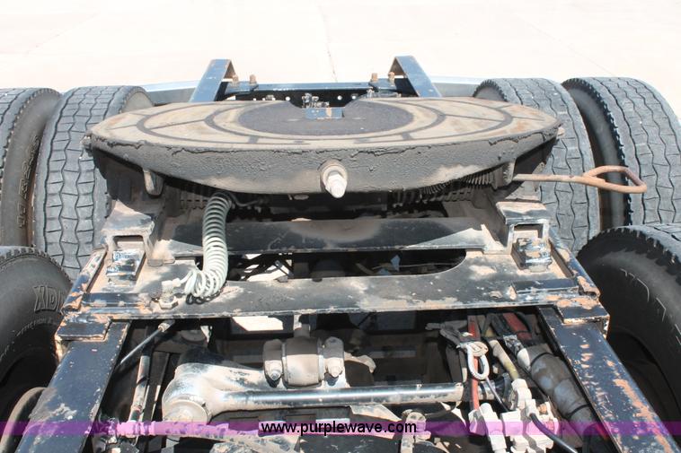 image for item K8818 1999 Kenworth T800 semi truck