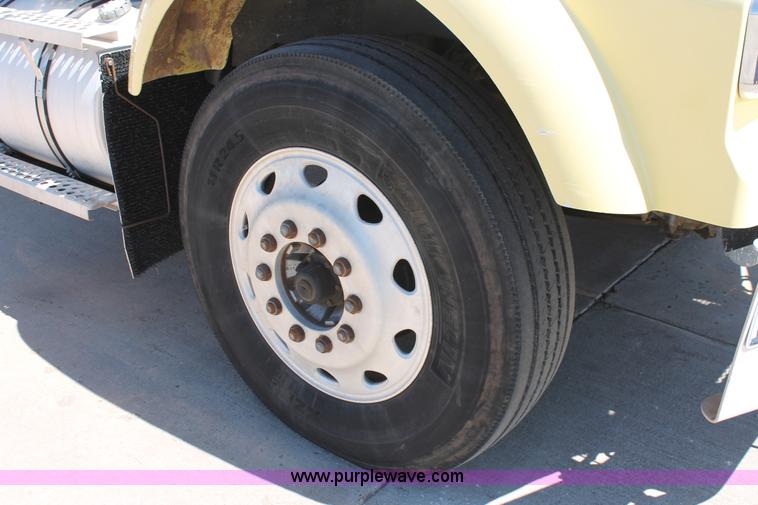 image for item K8818 1999 Kenworth T800 semi truck