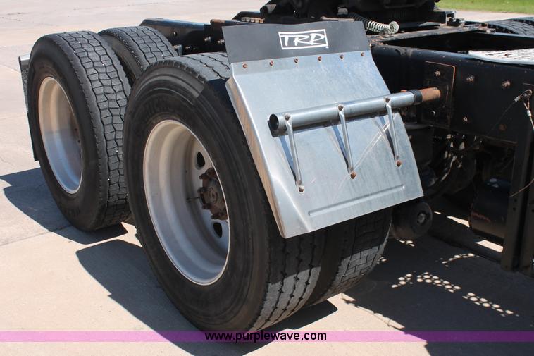 image for item K8818 1999 Kenworth T800 semi truck