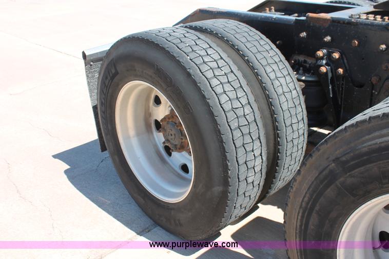 image for item K8818 1999 Kenworth T800 semi truck