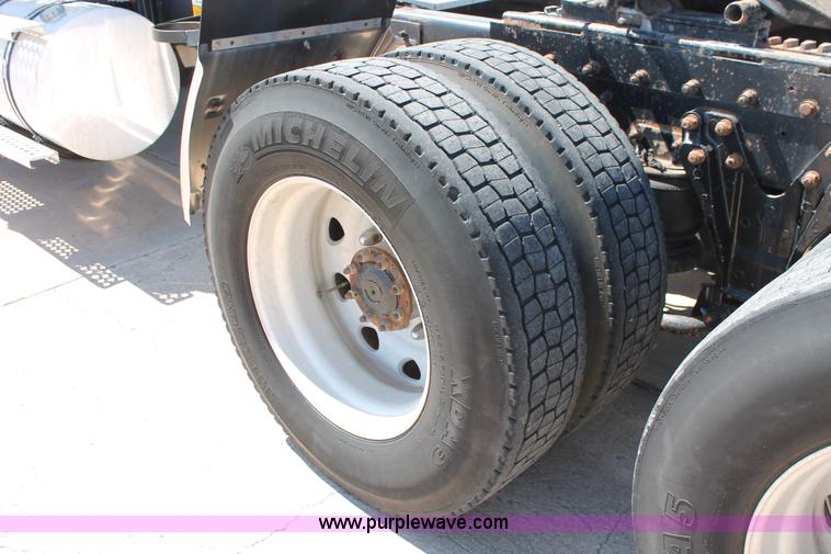 image for item K8818 1999 Kenworth T800 semi truck