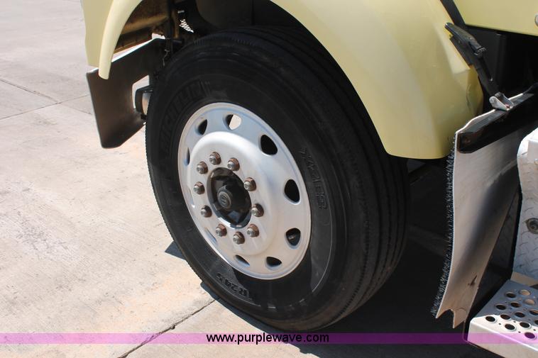 image for item K8818 1999 Kenworth T800 semi truck