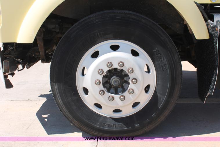 image for item K8818 1999 Kenworth T800 semi truck