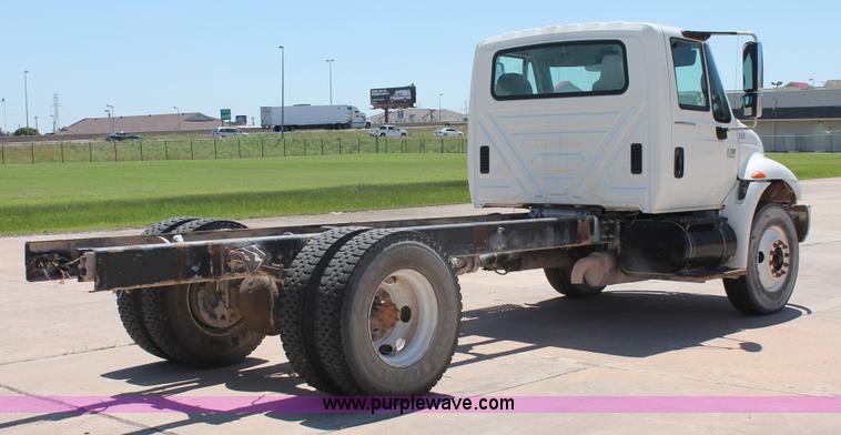 image for item K8819 2002 International 4300 truck chassis