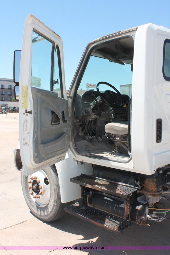 image for item K8819 2002 International 4300 truck chassis