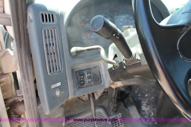 image for item K8819 2002 International 4300 truck chassis