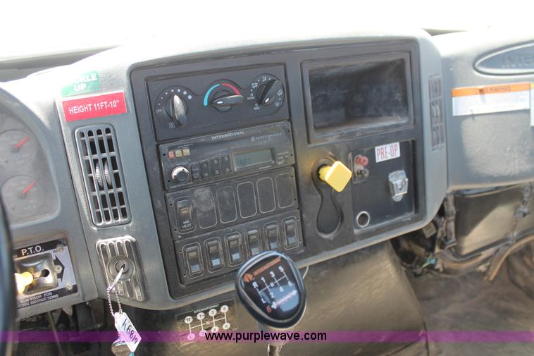 image for item K8819 2002 International 4300 truck chassis