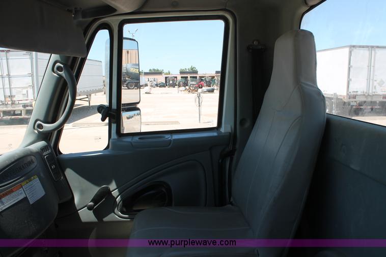 image for item K8819 2002 International 4300 truck chassis