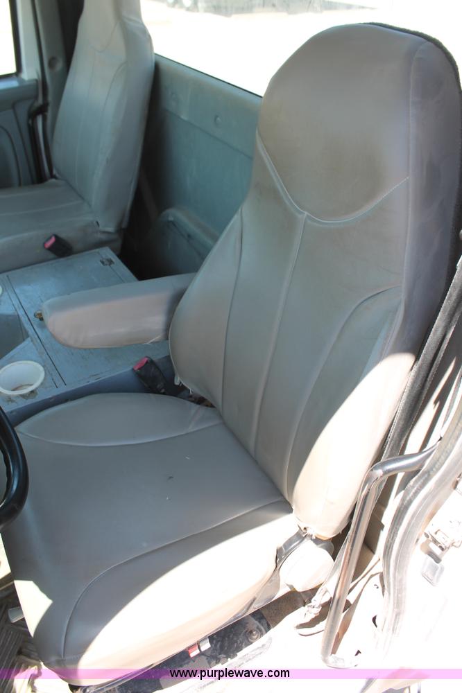 image for item K8819 2002 International 4300 truck chassis