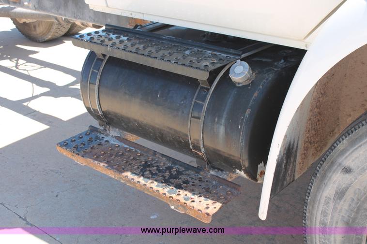 image for item K8819 2002 International 4300 truck chassis