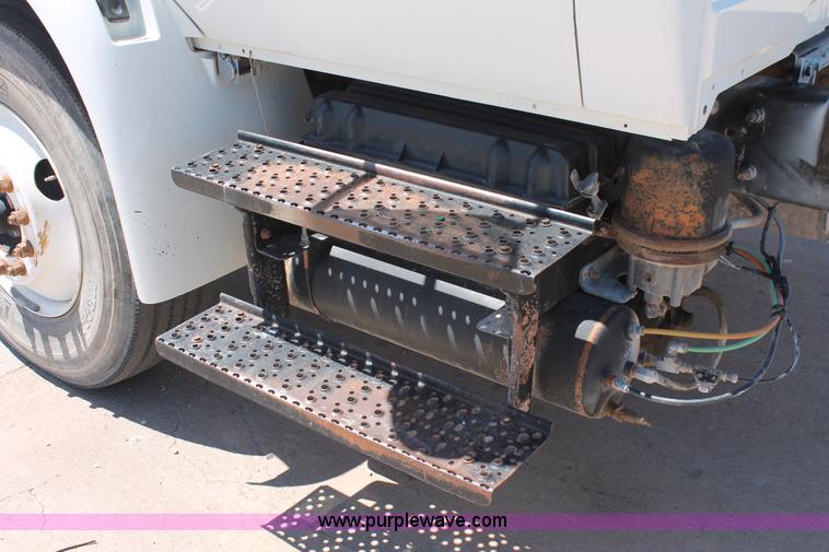 image for item K8819 2002 International 4300 truck chassis