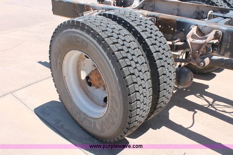 image for item K8819 2002 International 4300 truck chassis