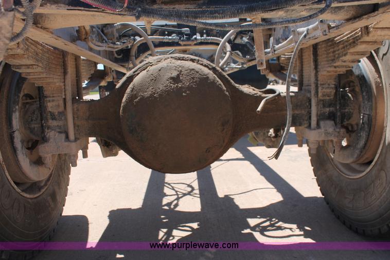 image for item K8819 2002 International 4300 truck chassis