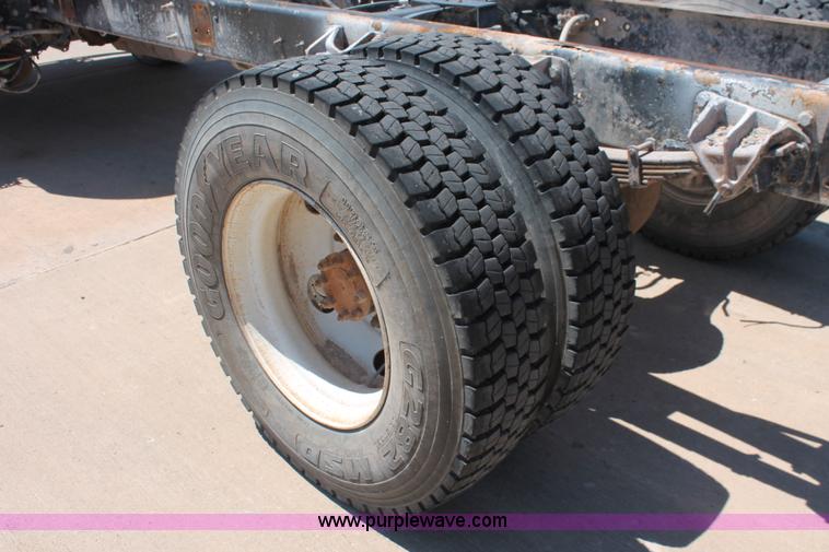 image for item K8819 2002 International 4300 truck chassis