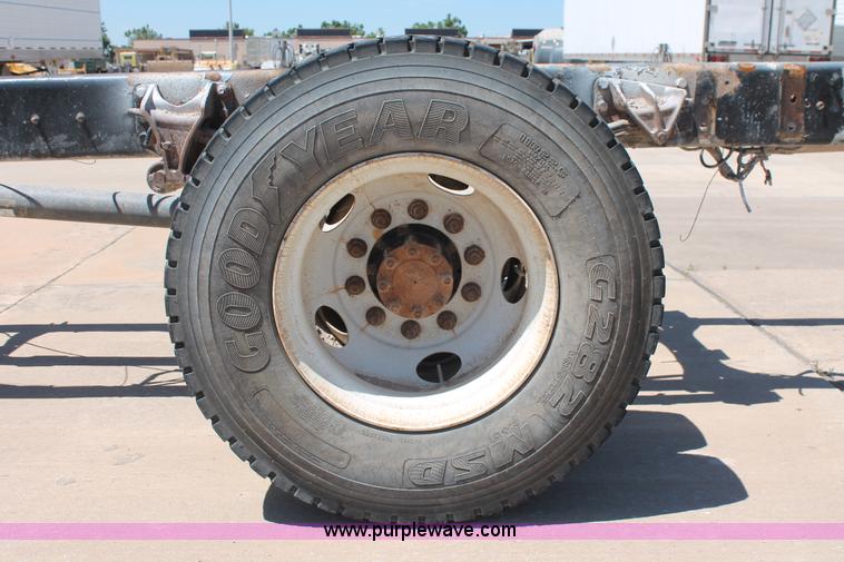 image for item K8819 2002 International 4300 truck chassis