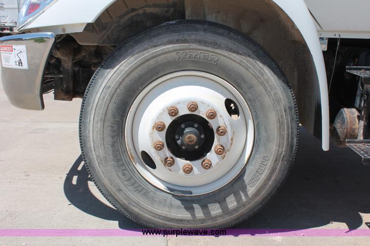 image for item K8819 2002 International 4300 truck chassis