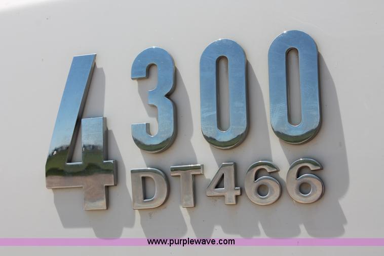 image for item K8819 2002 International 4300 truck chassis