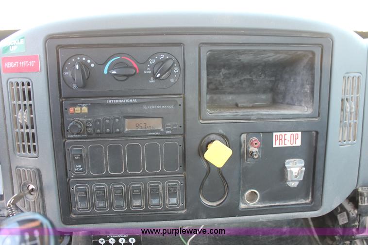 image for item K8819 2002 International 4300 truck chassis