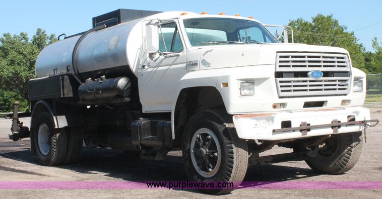 image for item K8866 1993 Ford F700 oil distribution truck