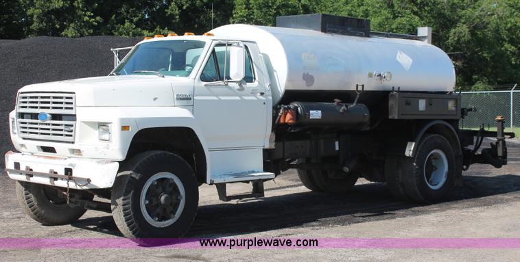 image for item K8866 1993 Ford F700 oil distribution truck
